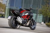 Ducati_Diavel_Carbon_2012