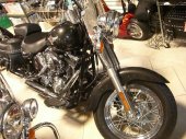 Harley-Davidson_FLSTC_Heritage_Softail_Classic_2006