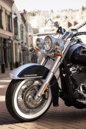 Harley-Davidson_Softail_Deluxe_2019