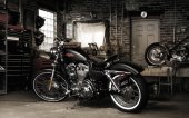 Harley-Davidson_Sportster_Seventy-Two_Dark_Custom_2013