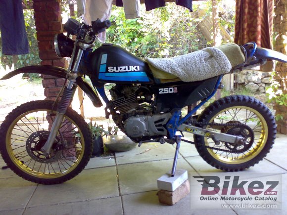 Suzuki DR 250 S