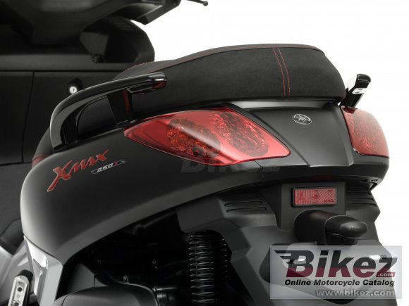 Yamaha Black X-Max 250